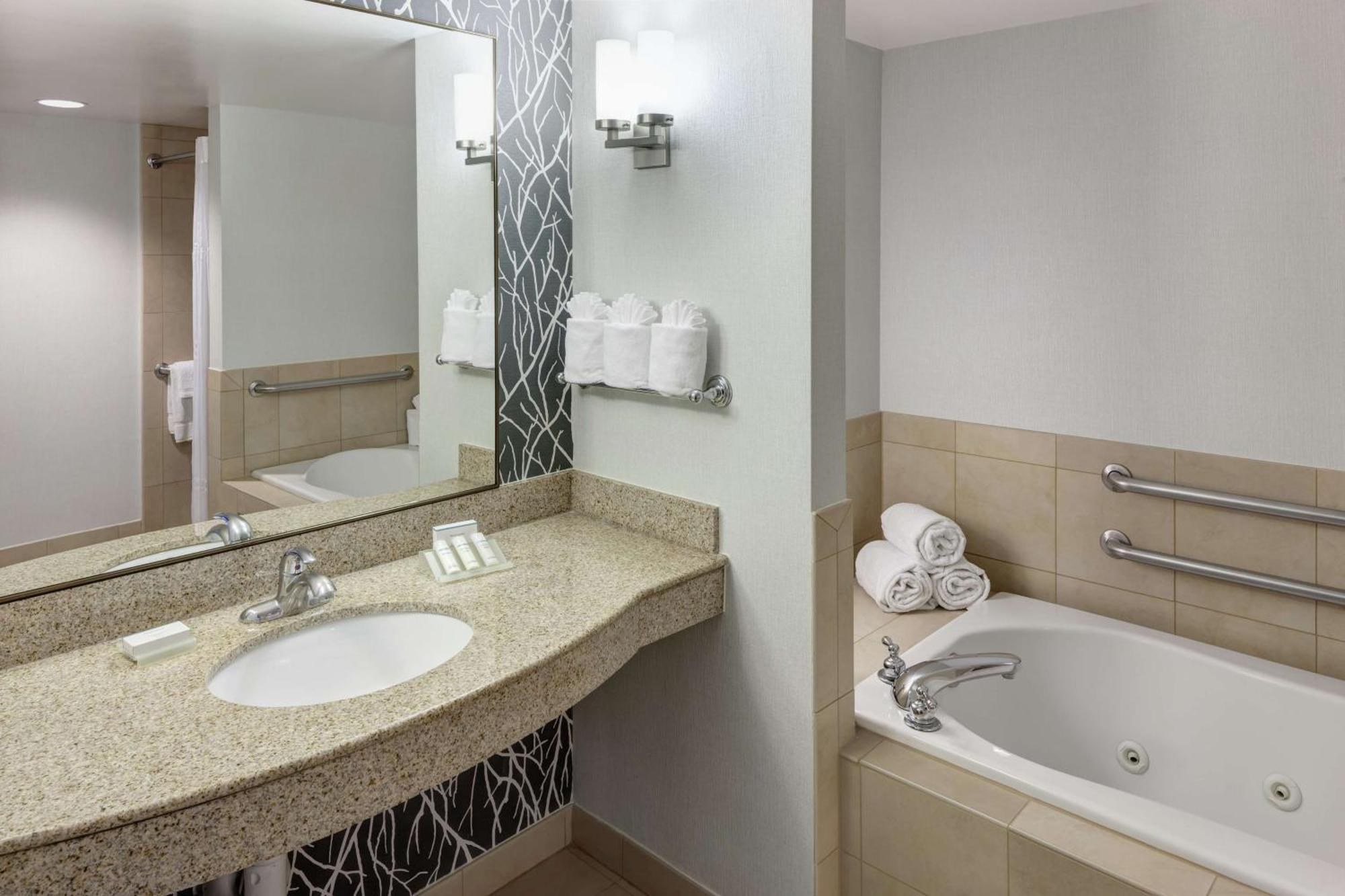 Hilton Garden Naperville/warrenville Hotel 3*